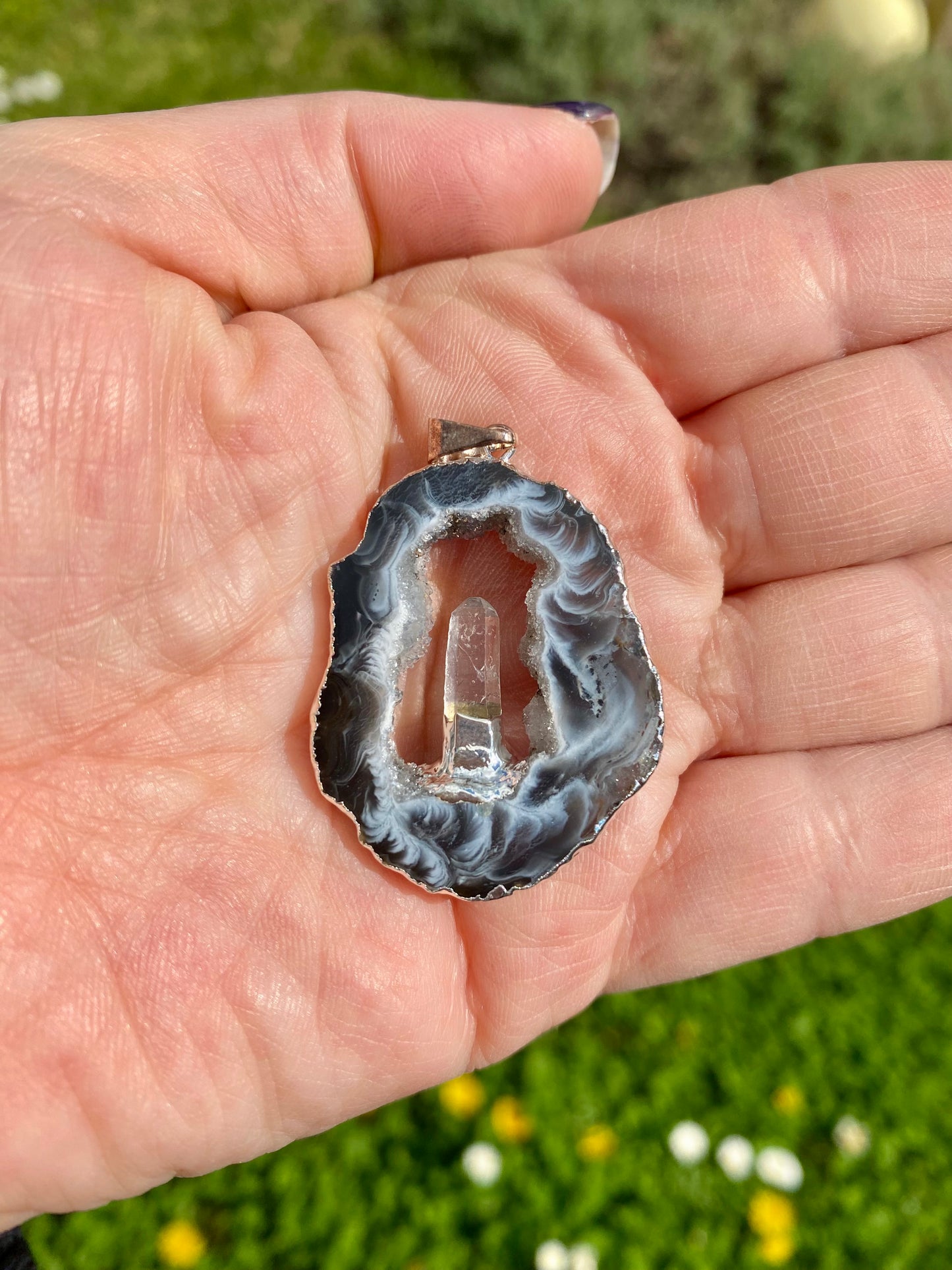 Ciondolo Fetta di Geode di Agata con Punta di Cristalli Vari