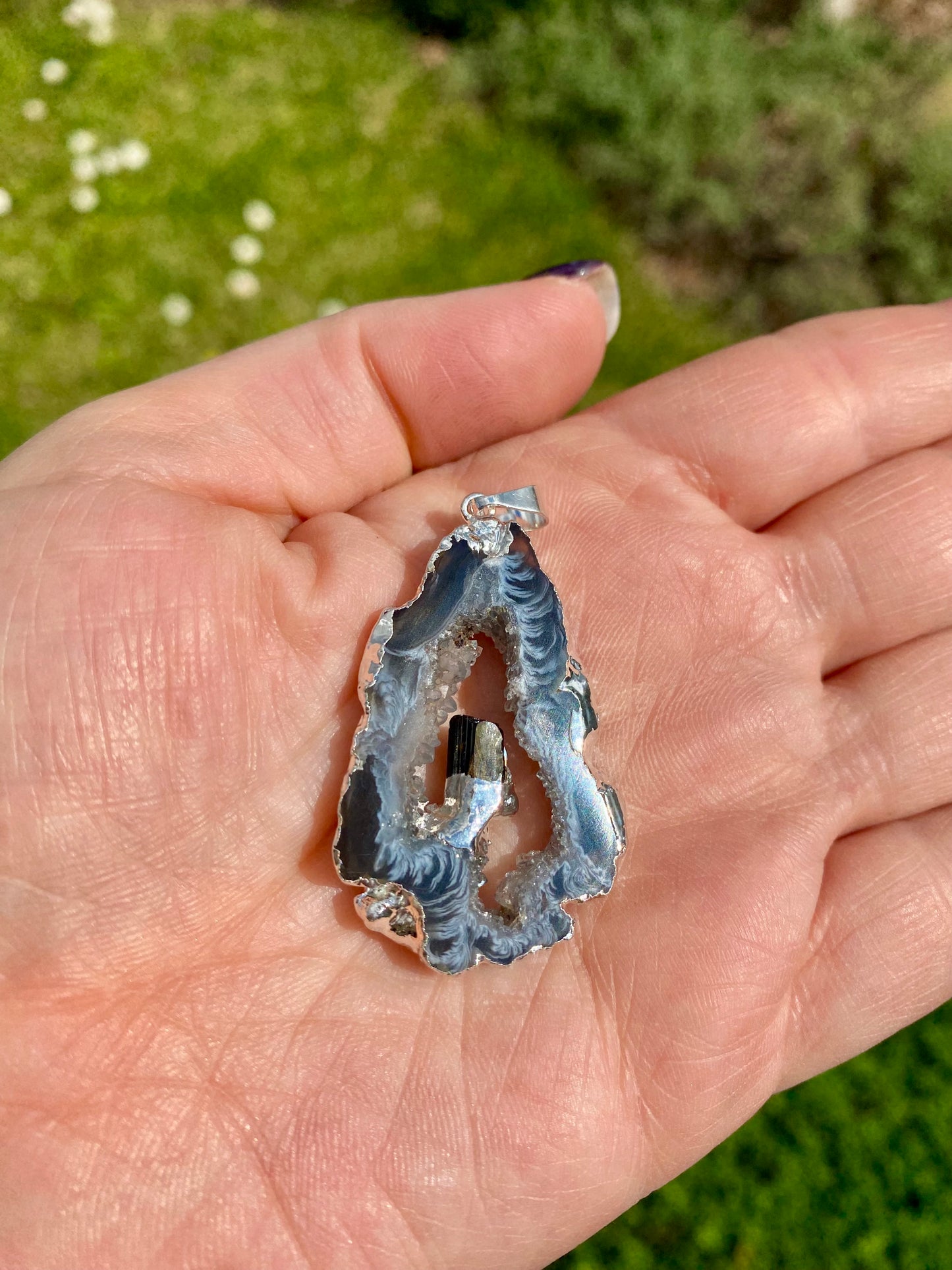 Ciondolo Fetta di Geode di Agata con Punta di Cristalli Vari