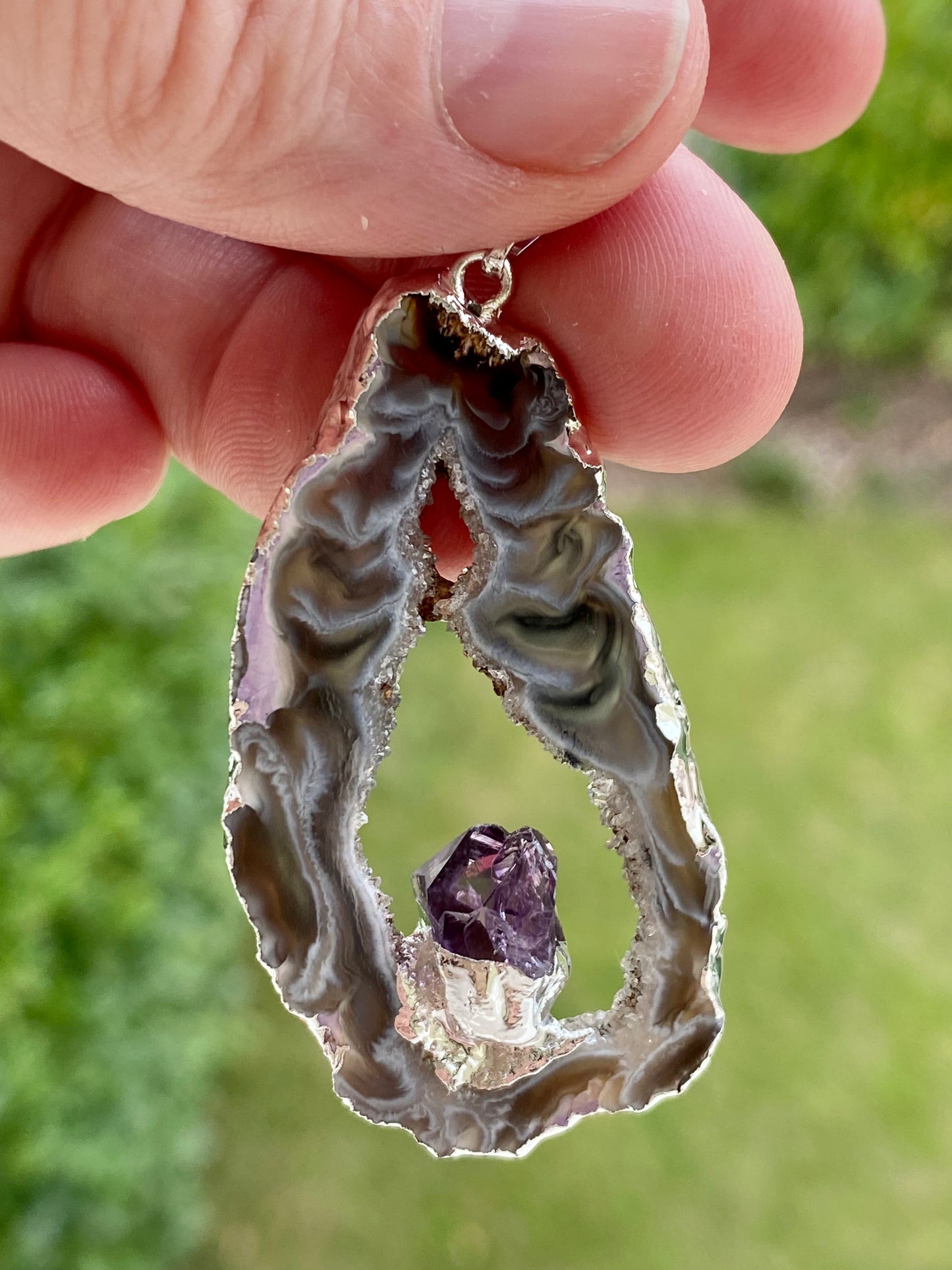 Ciondolo Fetta di Geode di Agata con Punta di Cristalli Vari
