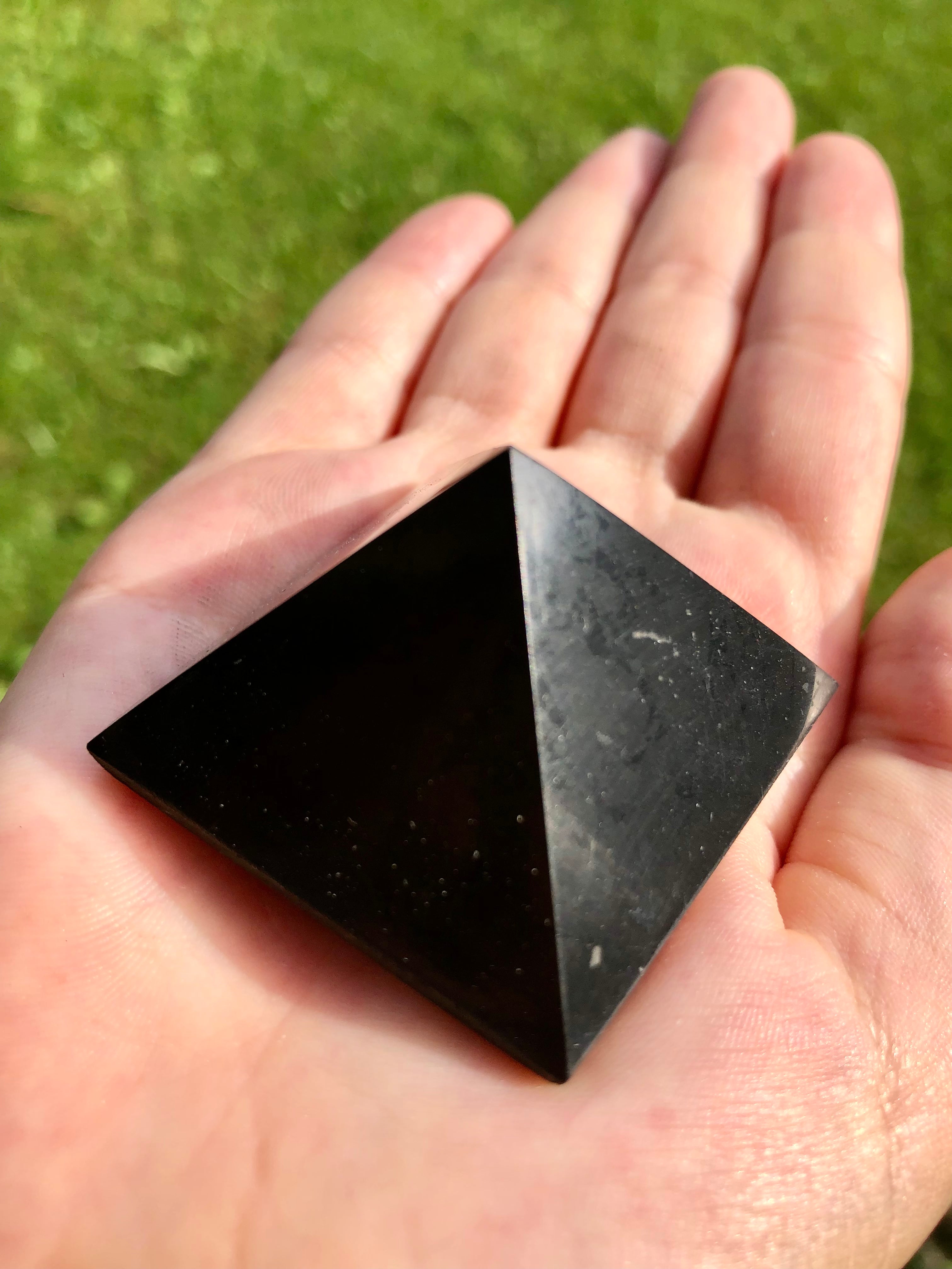 Mineraali 30-60mm naturale Shungite piramide energetica torre nera punto di  guarigione generale stregoneria pietre mascotte decorazioni per la casa -  AliExpress